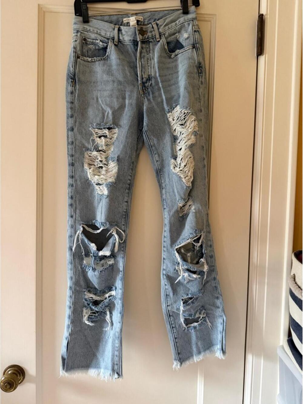 Alice & Olivia heavily distressed straight leg jeans NWOT 26